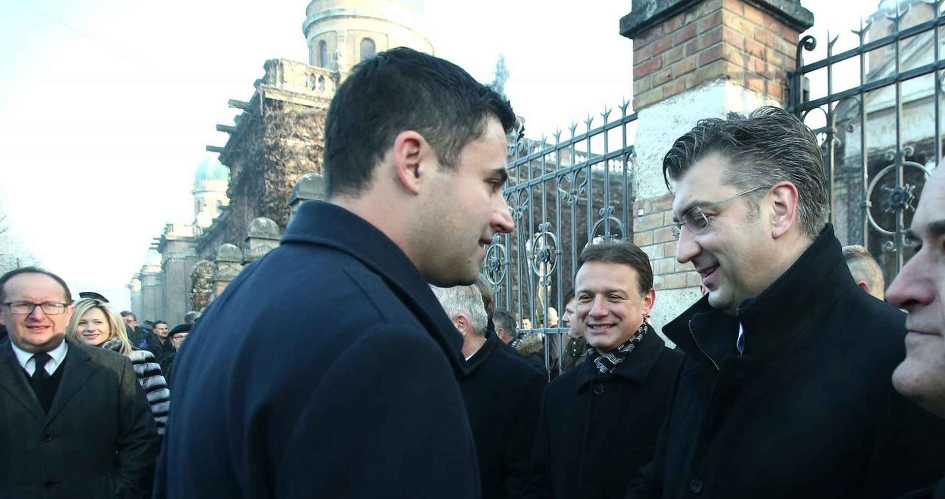 10.12.2016., Zagreb - Ugodan susret i rukovanje predsjednika SDP-a Davora Bernardica i predsjednika HDZ-a i hrvatske Vlade Andreja Plenkovica na groblju Mirogoj nakon sto je izaslanstvo HDZ-a nazocilo obiljezavanju 17. obljetnice smrti prvog hrvatskog predsjednika dr. Franje Tudjmana te je tom prigodom polozio vijenac i svijecu na grobnicu dr. Franje Tudjmana, prvog hrvatskog predsjednika. 
Photo: Sanjin Strukic/PIXSELL