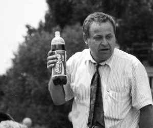12.07.1992., Zagreb - Ibrahim Dedic dijeli pomoc izbjeglicama ispred Dzamije.
Photo: Robert Belosevic/PIXSELL