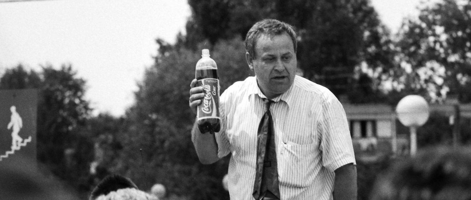 12.07.1992., Zagreb - Ibrahim Dedic dijeli pomoc izbjeglicama ispred Dzamije.
Photo: Robert Belosevic/PIXSELL