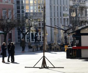 12.01.2020., Rijeka - Ostaci skulpturee Ivana Kozarica "Stog sijena" na trgu 128. brigade HV-a nakon sto je sijeno izgorjelo u pozaru. Instalacija je postavljena u sklopu projekta Europska prijestolnica kulture. Photo: Goran Kovacic/PIXSELL