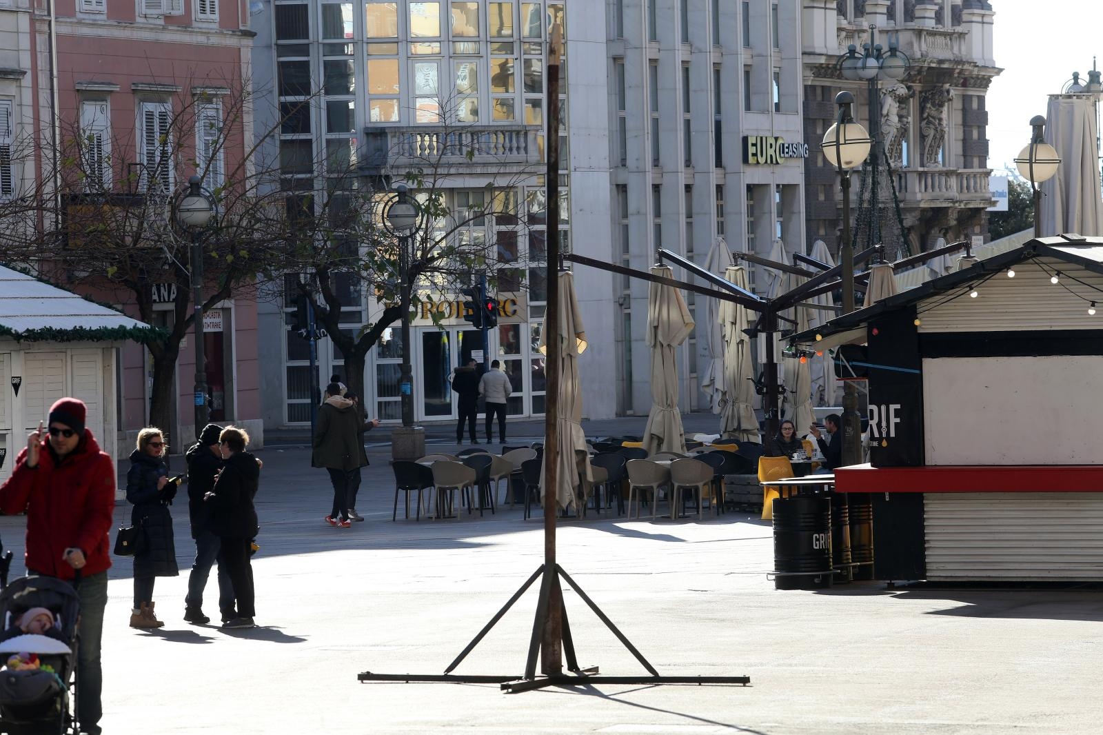 12.01.2020., Rijeka - Ostaci skulpturee Ivana Kozarica "Stog sijena" na trgu 128. brigade HV-a nakon sto je sijeno izgorjelo u pozaru. Instalacija je postavljena u sklopu projekta Europska prijestolnica kulture. Photo: Goran Kovacic/PIXSELL