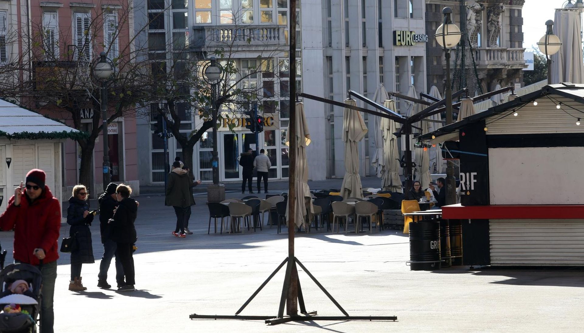 12.01.2020., Rijeka - Ostaci skulpturee Ivana Kozarica "Stog sijena" na trgu 128. brigade HV-a nakon sto je sijeno izgorjelo u pozaru. Instalacija je postavljena u sklopu projekta Europska prijestolnica kulture. Photo: Goran Kovacic/PIXSELL