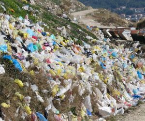 10.03.2012., Split - Stanovnici istocnog dijela grada vec desetljecima muku muce nakon svake bure uklanjajuci vrecicama iz dvorista svojih kuca i polja te se nadaju da ce netko sanirati odlagaliste na Karepovcu. Odlagaliste na Kerpovcu s kojeg vrece dolaze.
Photo: Ivo Cagalj/PIXSELL