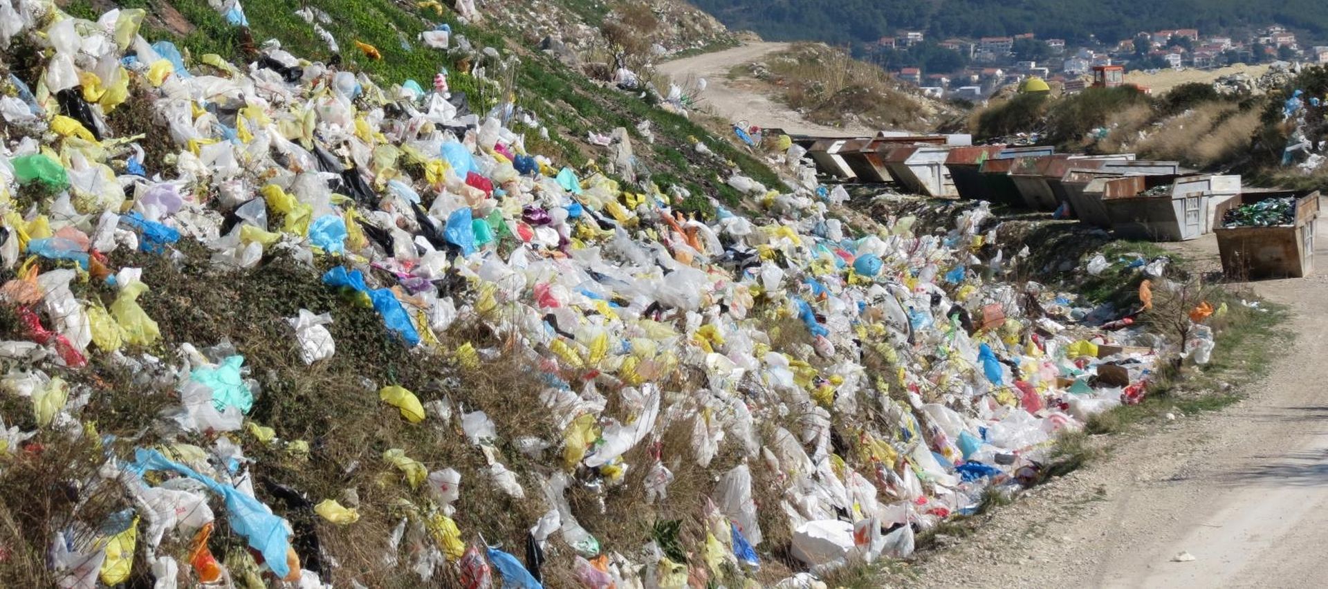 10.03.2012., Split - Stanovnici istocnog dijela grada vec desetljecima muku muce nakon svake bure uklanjajuci vrecicama iz dvorista svojih kuca i polja te se nadaju da ce netko sanirati odlagaliste na Karepovcu. Odlagaliste na Kerpovcu s kojeg vrece dolaze.
Photo: Ivo Cagalj/PIXSELL