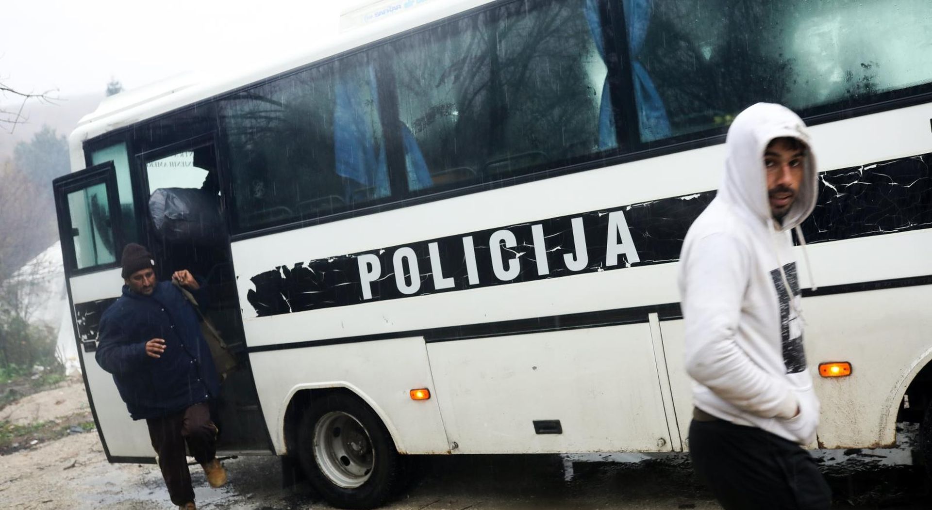 12.11.2019., Bihac, Bosna i Hercegovina - Kisa koja pada gotovo cijeli dan skoro je unistila kamp Vucjak u kojem trenutno boravi oko 1000 migranata. Taj broj se stalno povecava jer nove migrante policija konstantno dovodi u kamp.
Photo: Armin Durgut/PIXSELL