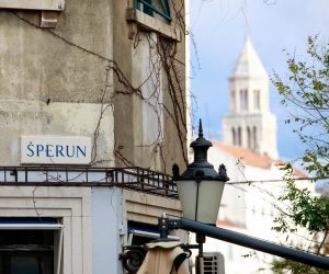 13.01.2020., Split - Lampioni na Sperunu i Radmilovicevoj ulici na mjestu ubojstava u Splitu.
Photo: Milan Sabic/PIXSELL