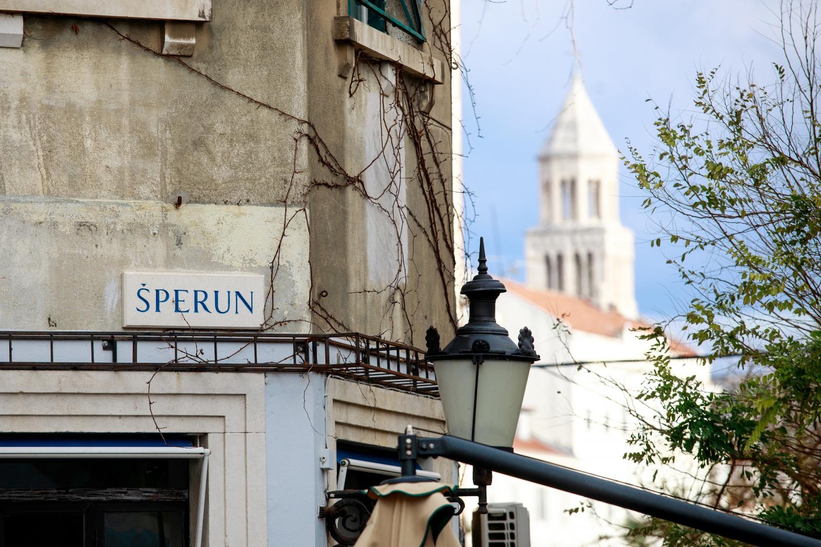 13.01.2020., Split - Lampioni na Sperunu i Radmilovicevoj ulici na mjestu ubojstava u Splitu.
Photo: Milan Sabic/PIXSELL