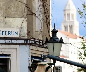 13.01.2020., Split - Lampioni na Sperunu i Radmilovicevoj ulici na mjestu ubojstava u Splitu.
Photo: Milan Sabic/PIXSELL