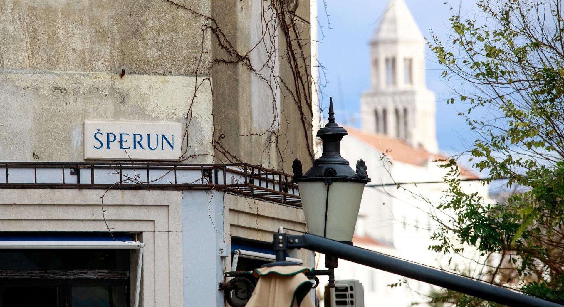 13.01.2020., Split - Lampioni na Sperunu i Radmilovicevoj ulici na mjestu ubojstava u Splitu.
Photo: Milan Sabic/PIXSELL