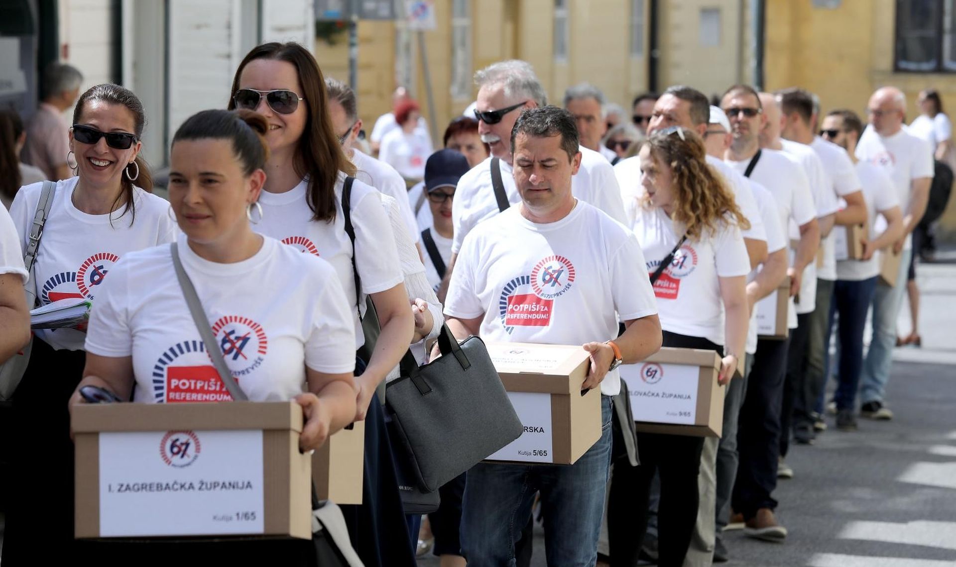 13.06.2019., Zagreb - Predstavnici referendumske inicijative "67 je previse" krenuli su s Trga svete Katarine prema Hrvatskom saboru kojemu ce predati 65 kutija u kojima se nalaze 748.624 potpisa za referendum o izmjenama Zakona o mirovinskom osiguranju. Photo: Patrik Macek/PIXSELL