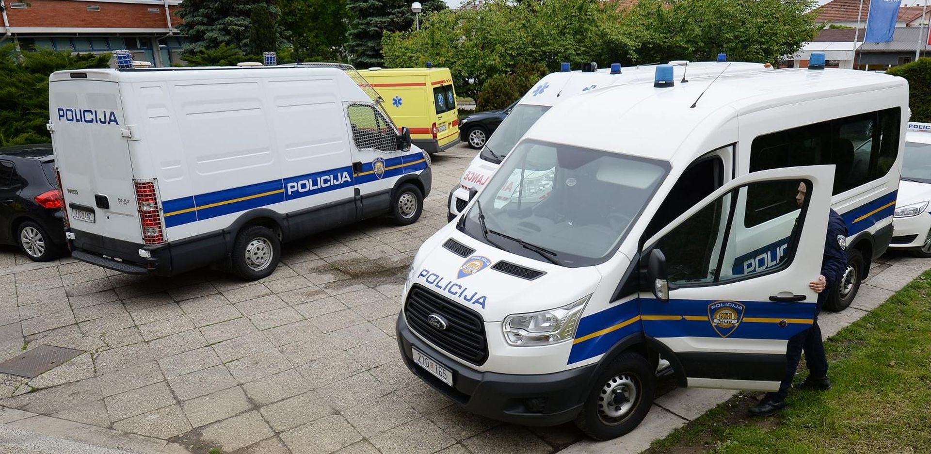 14.05.2019., Cakovec- Policija privodi migrante nakon pruzanja lijecnicke pomoci u Zupanijskoj bolnici Cakovec.
Photo: Vjeran Zganec Rogulja/PIXSELL