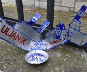 14.05.2019., Pula - Na ulazu u brodogradiliste Uljanik osvanule zapaljene svijece i uradci nepoznatog autora koji svoje limene skulpture vec mjesecima postavlja s novim porukama. 
Photo: Dusko Marusic/PIXSELL