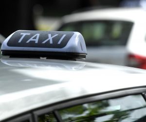 15.06.2018., Zagreb - Prema novom zakonu koji je stupio na snagu  28.05.2018.g. Uberova vozila moraju biti oznacena taxi oznakama - oznakom na krovu i bocnim oznakama s natpisom Taxi. Natpis na krovu je ispisan bijelim slovima na crnoj podlozi, a novost je da partner vozaci Ubera mogu koristiti brze trake jer su sada u kategoriji taksista.  
Photo: Marko Lukunic/PIXSELL