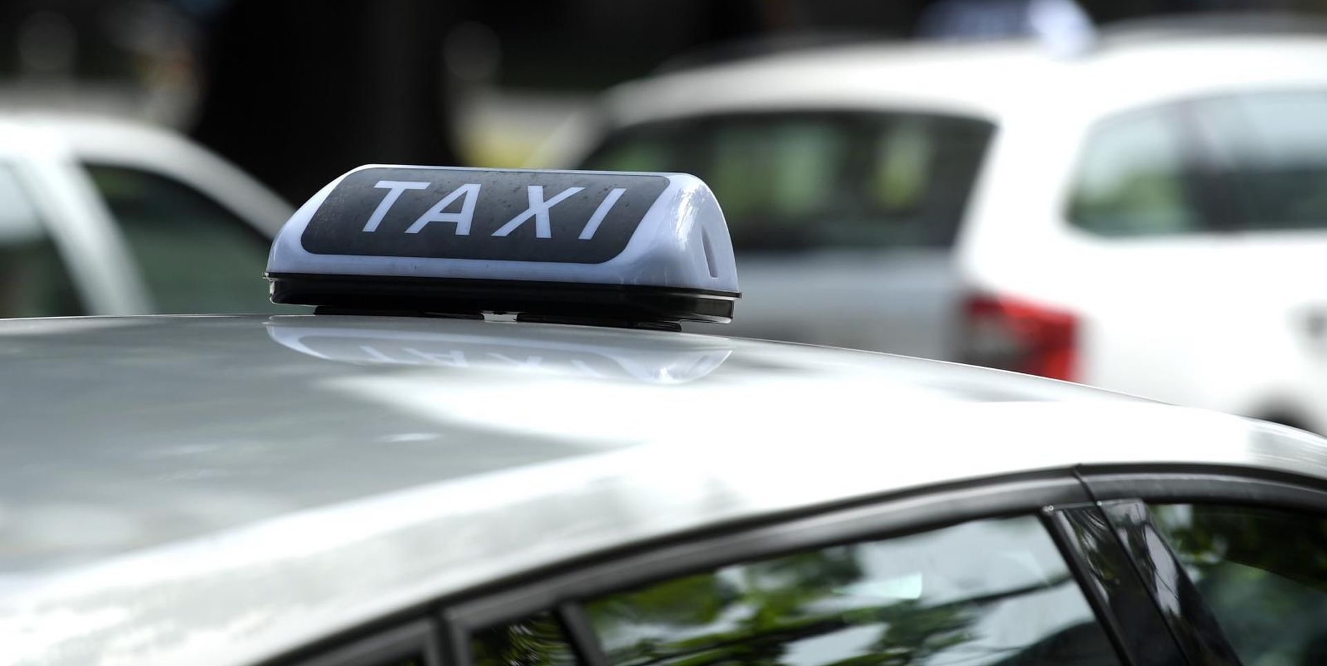 15.06.2018., Zagreb - Prema novom zakonu koji je stupio na snagu  28.05.2018.g. Uberova vozila moraju biti oznacena taxi oznakama - oznakom na krovu i bocnim oznakama s natpisom Taxi. Natpis na krovu je ispisan bijelim slovima na crnoj podlozi, a novost je da partner vozaci Ubera mogu koristiti brze trake jer su sada u kategoriji taksista.  
Photo: Marko Lukunic/PIXSELL