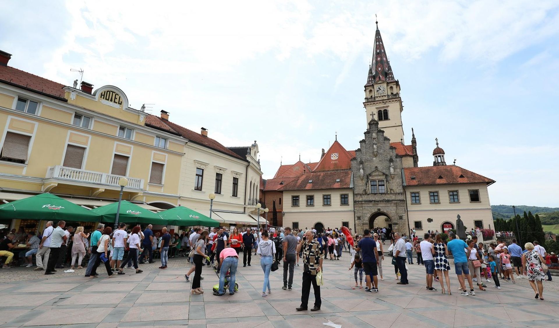Marija Bistrica: Tisuće vjernika okupile su se na proslavi blagdana Velike Gospe 15.08.2018.,Marija Bistrica -  Na svetkovinu Uznesenja Blazene Djevice Marije – Veliku Gospu sredisnje misno slavlje u Hrvatskom nacionalnom svetistu Majke Bozje Bistricke predvoditi će zagrebacki nadbiskup kardinal Josip Bozanic

 Photo: Jurica Galoic/PIXSELL