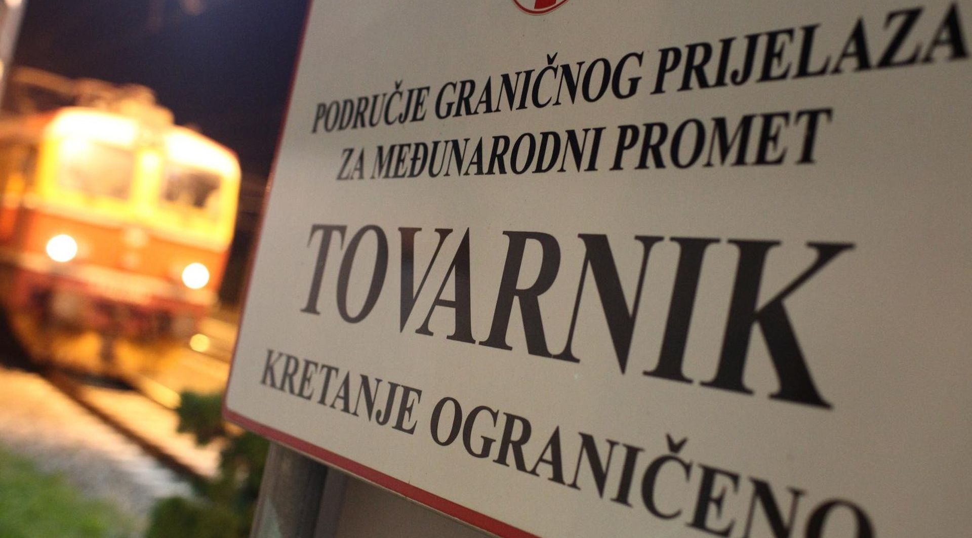 16.09.2015 ., Tovarnik - Nakon sto je Madjarska jucer podignula zid na granici sa Srbijom, sirijske izbjeglice i po mraku kroz polje pokusavaju uci u Republiku Hrvatsku, odakle zele nastaviti prema zemljama zapadne Europe. Danas je oko 1100 izbjeglica ilegalno uslo u RH. Policija ih kombijima prevozi u policijsku postaju Tovarnik gdje im se pruza prva pomoc, pregledavaju stvari te ih se evidentira. Nakon zavrsetka postupka registracije, autobusima su pod policijskom pratnjom odlazili u prihvatni centar za azilante u Jezevo. Tijekom veceri stigao je i vlak, a prvi putnici bili su bolesna obitelj. 
Photo: Zeljko Lukunic/PIXSELL