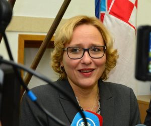 16.11.2017., Slavonski Brod - Pucka pravobraniteljica Lora Vidovic u Brodsko-posavskoj zupaniji sa zupanom Danijelom Marusicem razgovarala je o razini zastite prava stanovnika s posebnim naglaskom na socijalna i ekonomska prava (ukljucujuci i dostupnost komunalnih usluga). 
Photo: Ivica Galovic/PIXSELL