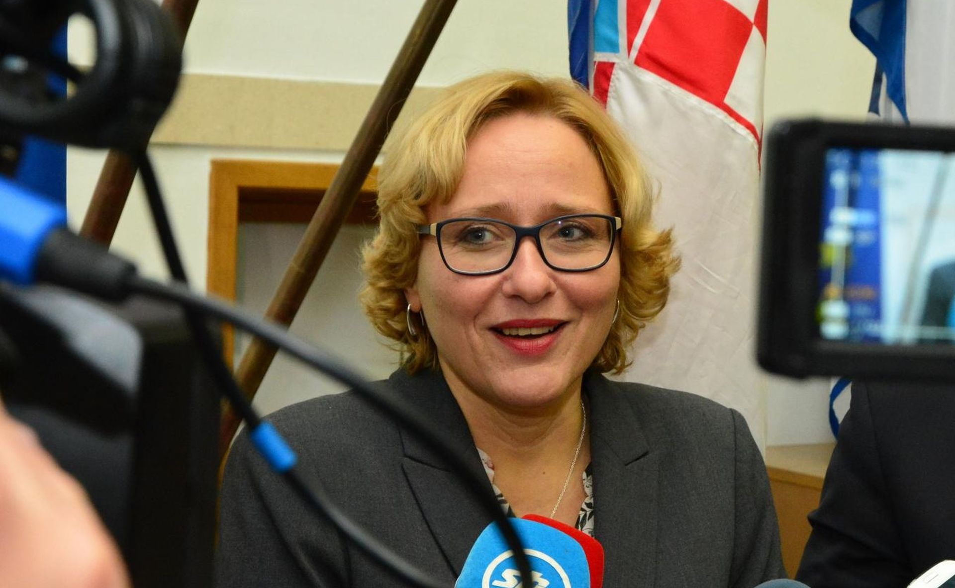 16.11.2017., Slavonski Brod - Pucka pravobraniteljica Lora Vidovic u Brodsko-posavskoj zupaniji sa zupanom Danijelom Marusicem razgovarala je o razini zastite prava stanovnika s posebnim naglaskom na socijalna i ekonomska prava (ukljucujuci i dostupnost komunalnih usluga). 
Photo: Ivica Galovic/PIXSELL