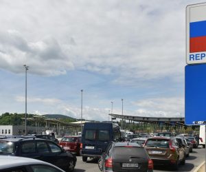 17.04.2017., Bregana - Na granicnom prijelazu Bregana na izlazak iz Hrvatske nakon Uskrsnih blagdana ceka se vise od sat vremena. 
Photo: Davor Visnjic/PIXSELL