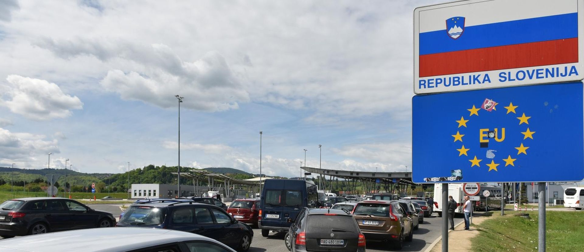 17.04.2017., Bregana - Na granicnom prijelazu Bregana na izlazak iz Hrvatske nakon Uskrsnih blagdana ceka se vise od sat vremena. 
Photo: Davor Visnjic/PIXSELL