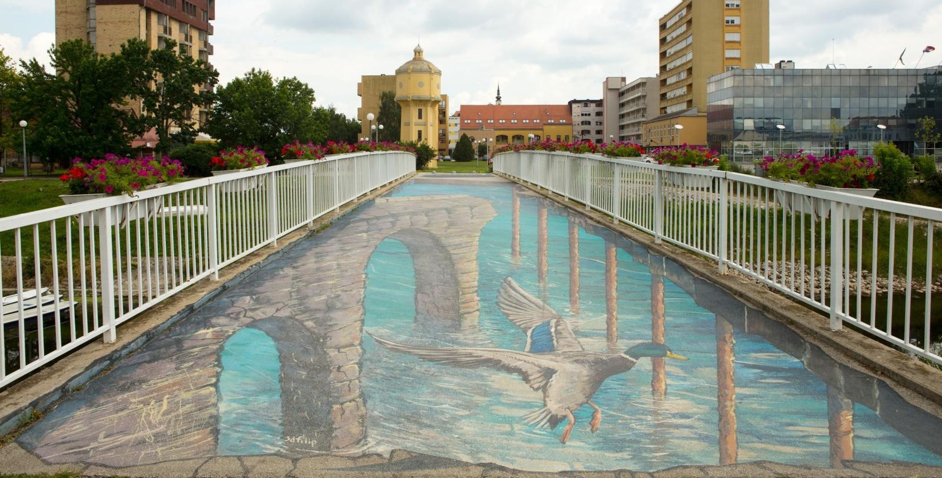 16.06.2018., Vukovar - U Vukovaru se od 29. svibnja do 10. lipnja odrzala Medjunarodna manifestacija "Vukovart - luka umjetnosti". Proslogodisnja tema na manifestaciji VukovART 2017 bila je 3D umjetnost. 3D Street Art by Filip Mrvelj u Ulici Josipa Jurja Strossmayera. Photo:Dubravka Petric/PIXSELL