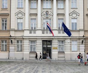 17.06.2019., Zagreb - Za razliku od uredjenih dvorana i procelja prema Trgu svetog Marka unutarnju dvoriste Sabora pokazuje sliku dugogodisnjeg zapustanja. Unistena fasada ciji dijelovi otpadaju, stari prozori i drugi problemi ne vide se naravno na televizijskim prijenosima i izvjescima iz Sabora i za njih je tesko naci novce za obnovu. 
Photo: Patrik Macek/PIXSELL