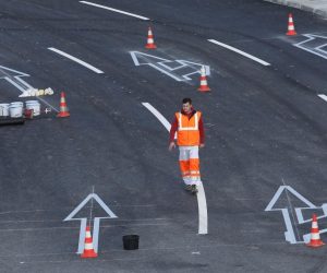 18.12.2019., Zagreb - Zavrsni radovi na Remetineckom rotoru koji bi trebao biti pusten u promet 9. sijecnja 2020. godine. Radnici postavljaju semafore, kamere, ogradu, iscrtava se horizontalna signalizacija, zavrsava se tramvajska pruga i okretiste unutar rotore i postavlja se rasvjeta u tunelima. 
Photo: Boris Scitar/Vecernji list/PIXSELL