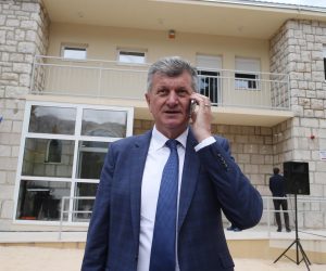 21.05.2019., Zagvozd - Svecanost otvorenja podruznice Klinickog bolnickog centra Split i podjela ugovora o sufinanciranju nacelnicima i gradonacelnicima s podrucja zabiokovlja. Ministar zdravstva Milan Kujundzic Photo: Ivo Cagalj/PIXSELL