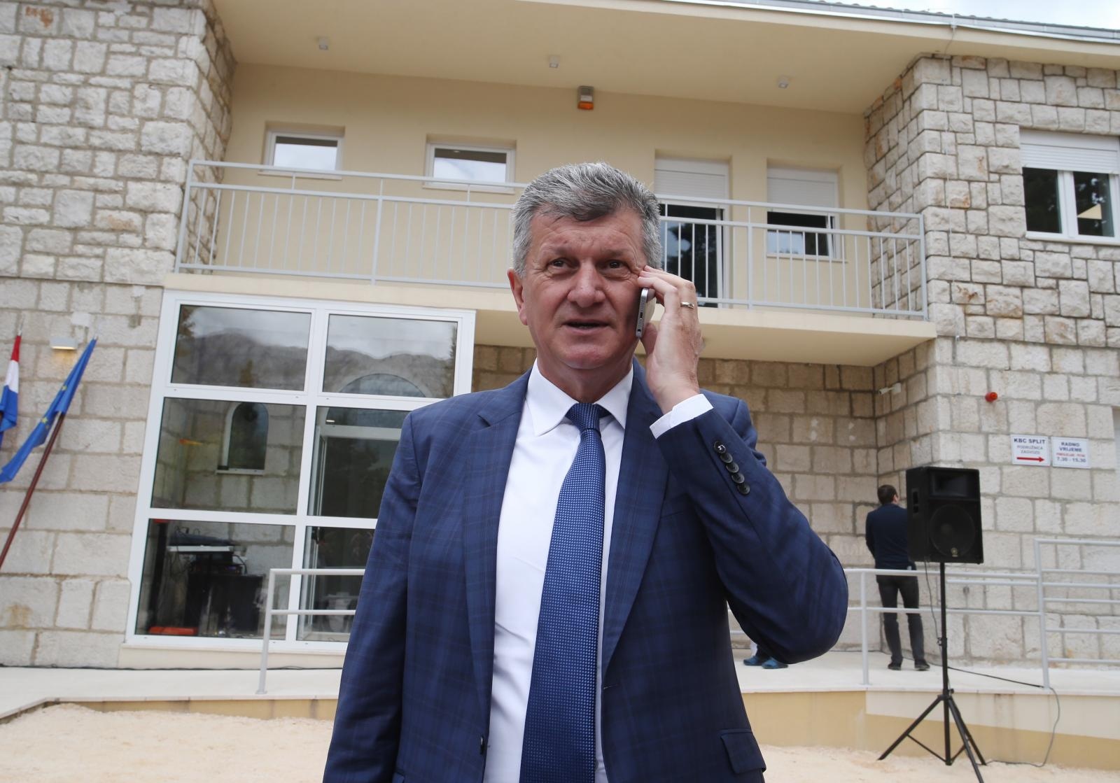21.05.2019., Zagvozd - Svecanost otvorenja podruznice Klinickog bolnickog centra Split i podjela ugovora o sufinanciranju nacelnicima i gradonacelnicima s podrucja zabiokovlja. Ministar zdravstva Milan Kujundzic Photo: Ivo Cagalj/PIXSELL