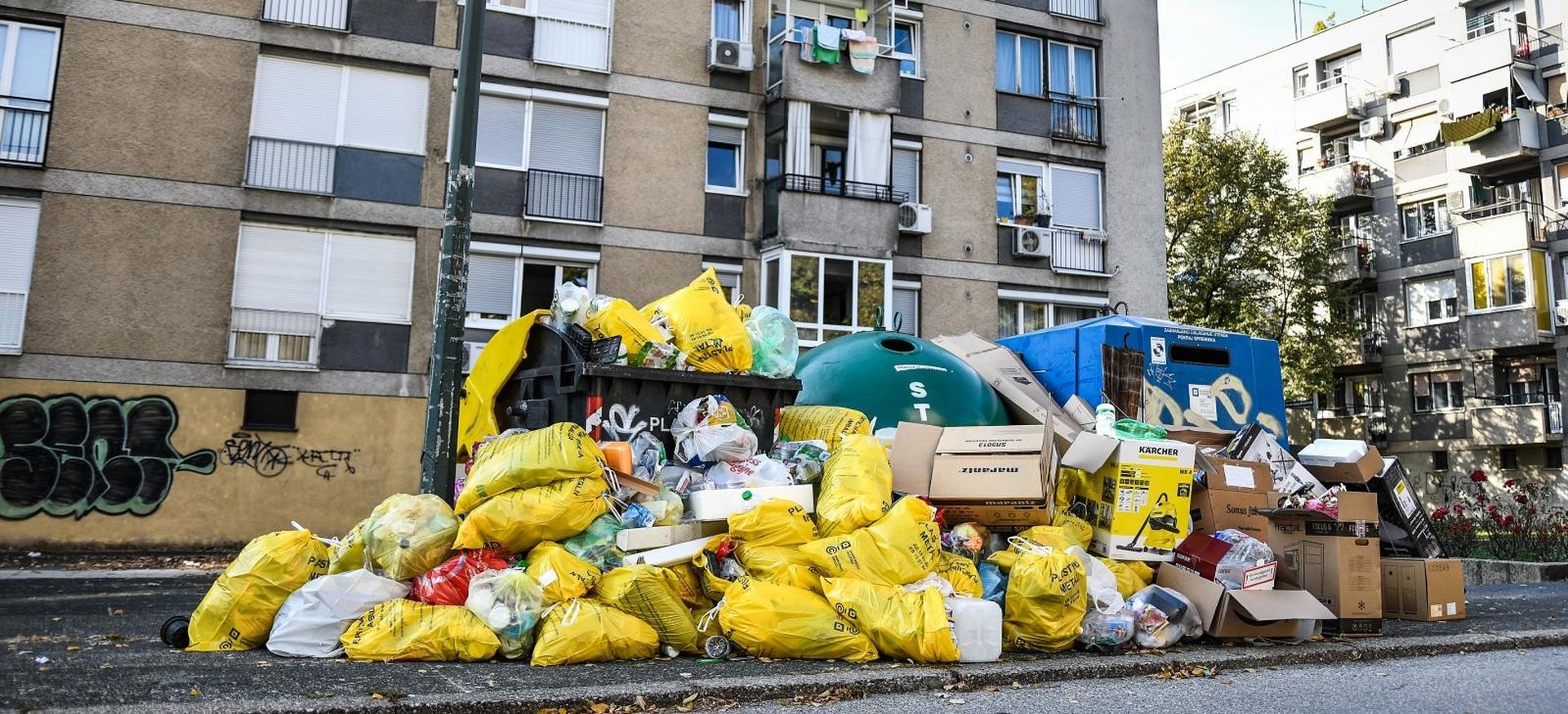 21.10.2019., Zagreb - Uobicajena slika zagrebackih kvartova zatrpanih smecem, dok se odvoz otpada i dalje obavlja 2 puta umjesto donedavnih 3 puta tjedno. Photo: Zoe Sarlija/PIXSELL