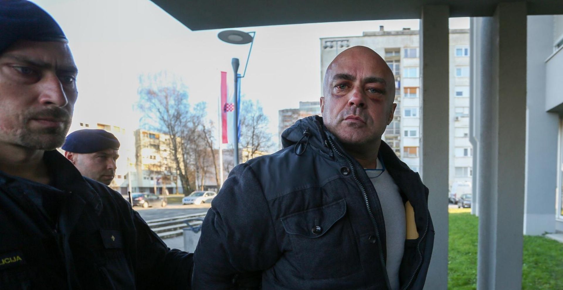 23.01.2020., Karlovac - Leon Lucic tijekom privodjenja u karlovacki zupanijski DORH, vrijedjao je i pljuvao po okupljenim novinarima. Photo: Kristina Stedul Fabac/PIXSELL
