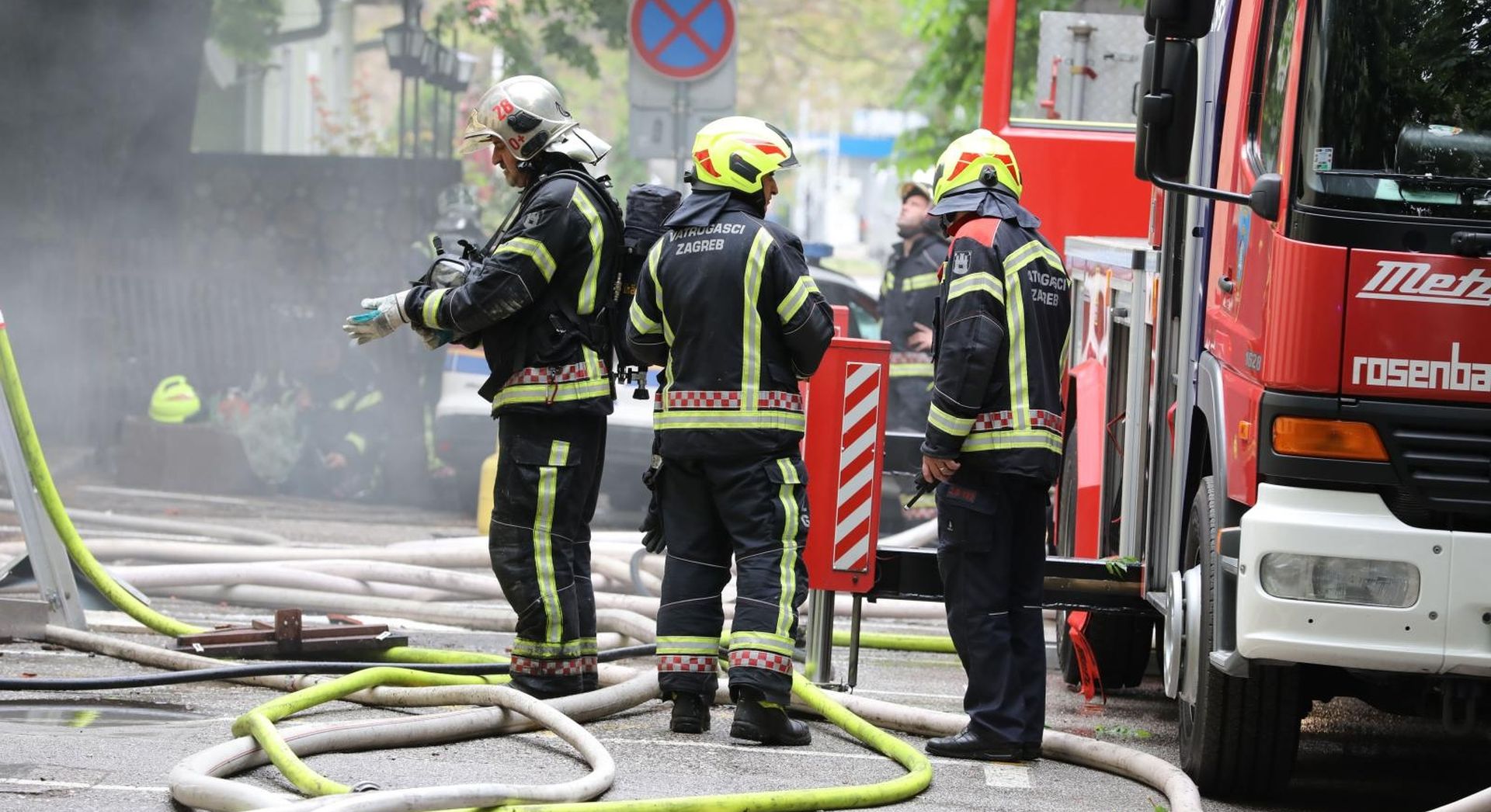 23.04.2019.,Zagreb - Izbio je pozar u ulici Bozidara Adzije 16. Radi se o pozaru krovista, a na teren je upuceno sedam vatrogasnih vozila. Gori kroviste poznate pivnice Budweiser. Photo: Jurica Galoic/PIXSELL