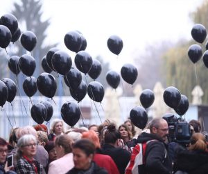24.11.2018., hotel Panorama, Zagreb - 17. Izborna skupstina Socijaldemokratskog foruma zena SDP-a Hrvatske. 
Predstavnice Foruma pustanjem u zrak crnih balona, uz predsjednika stranke Davora Bernardica, obiljezile sutrasnji Medjunarodni dan borbe protiv nasilja nad zenama.
Photo: Igor Soban/PIXSELL