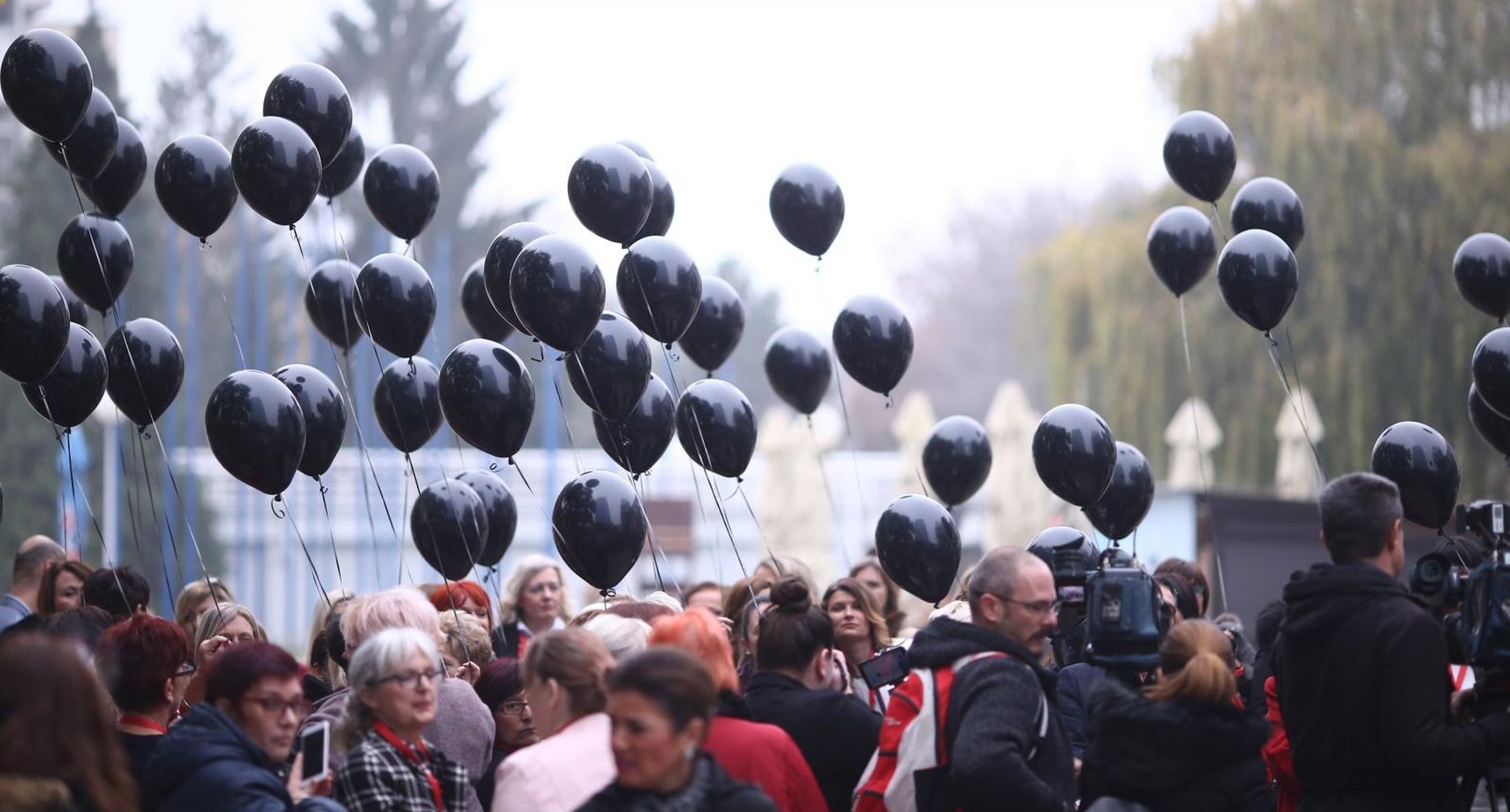 24.11.2018., hotel Panorama, Zagreb - 17. Izborna skupstina Socijaldemokratskog foruma zena SDP-a Hrvatske. 
Predstavnice Foruma pustanjem u zrak crnih balona, uz predsjednika stranke Davora Bernardica, obiljezile sutrasnji Medjunarodni dan borbe protiv nasilja nad zenama.
Photo: Igor Soban/PIXSELL