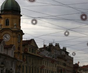 24.11.2019., Rijeka - Blagdanski ukrasi i drvene kucice postavljene su na Korzu i okolnim ulicama u centru. Ilustracija
Photo: Goran Kovacic/PIXSELL