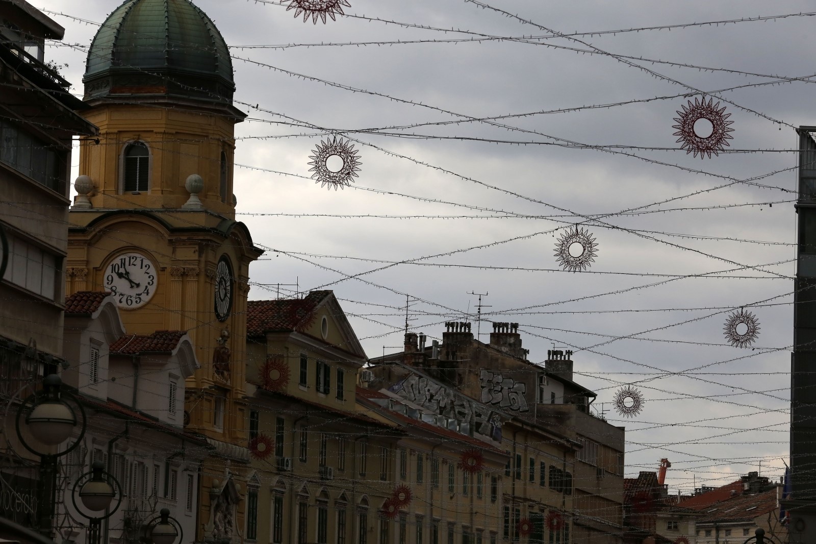 24.11.2019., Rijeka - Blagdanski ukrasi i drvene kucice postavljene su na Korzu i okolnim ulicama u centru. Ilustracija
Photo: Goran Kovacic/PIXSELL