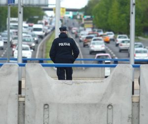 26.04.2016., Zagreb -  Policija na trasi prolaska sticene kolone s turskim predsjednikom Recepom Tayyipom Erdoganom. Mjere osiguranja  su na najvisem stupnju. Policija je zatvorila kompletnu trasu u 15:00 sati a kolona pored NSB prosla tek u 15:35 oko 35 min promet u gradu je bio potpuno zaustavljen.
Photo: Zeljko Lukunic/PIXSELL