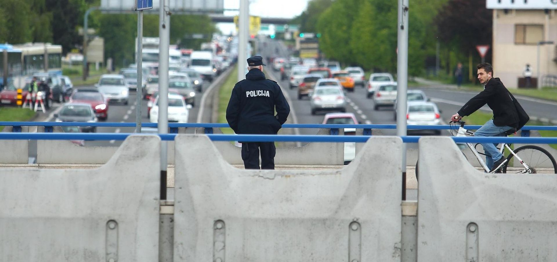 26.04.2016., Zagreb -  Policija na trasi prolaska sticene kolone s turskim predsjednikom Recepom Tayyipom Erdoganom. Mjere osiguranja  su na najvisem stupnju. Policija je zatvorila kompletnu trasu u 15:00 sati a kolona pored NSB prosla tek u 15:35 oko 35 min promet u gradu je bio potpuno zaustavljen.
Photo: Zeljko Lukunic/PIXSELL