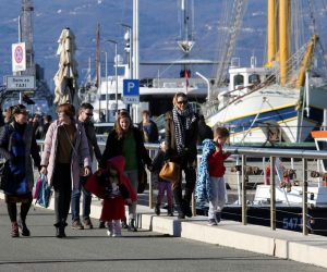 26.12.2019., Rijeka - Mnogobrojni Rijecani koriste suncan dan za setnju mololongom i rivom. Photo: Goran Kovacic/PIXSELL