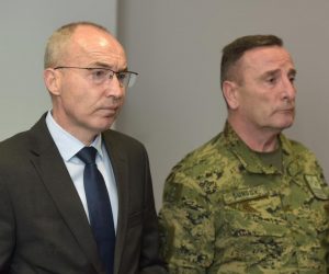 27.01.2020., Zemunik -   U vojarni u Zemuniku odrzana je izvanredna konferencija za medije povodom pada helikoptera Hrvatskog ratnog zrakoplovstva u more kojom prilikom je smrtno stradao jedan pilot, a za drugim se jos uvijek traga. Potpredsjednik Vlade i ministar obrane Damir Krsticevic, nacelnik Glavnog stozera OS RH Mirko Sundov Photo: Dino Stanin/PIXSELL