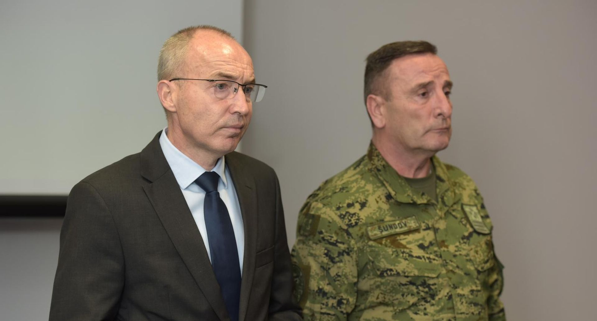 27.01.2020., Zemunik -   U vojarni u Zemuniku odrzana je izvanredna konferencija za medije povodom pada helikoptera Hrvatskog ratnog zrakoplovstva u more kojom prilikom je smrtno stradao jedan pilot, a za drugim se jos uvijek traga. Potpredsjednik Vlade i ministar obrane Damir Krsticevic, nacelnik Glavnog stozera OS RH Mirko Sundov Photo: Dino Stanin/PIXSELL