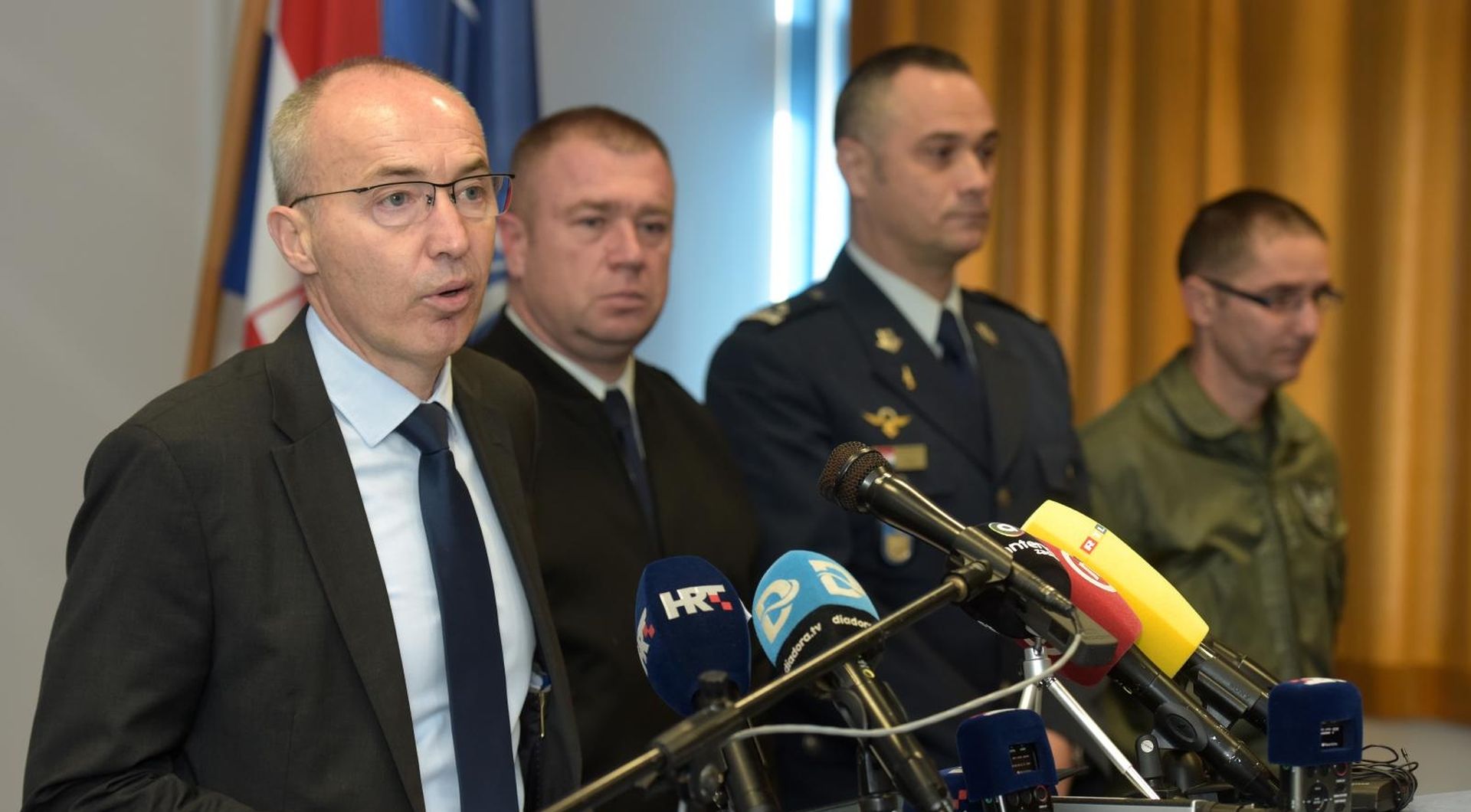 27.01.2020., Zemunik -   U vojarni u Zemuniku odrzana je izvanredna konferencija za medije povodom pada helikoptera Hrvatskog ratnog zrakoplovstva u more kojom prilikom je smrtno stradao jedan pilot, a za drugim se jos uvijek traga. Potpredsjednik Vlade i ministar obrane Damir Krsticevic Photo: Dino Stanin/PIXSELL