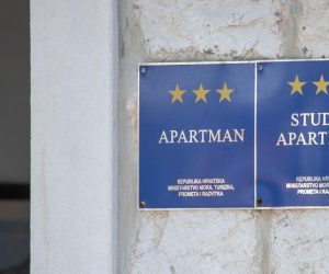27.05.2018., Dubrovnik - Ilustracija za apartman. Tala s oznakom i kategorizacijom objekta za iznajmljivanje.
Photo: Grgo Jelavic/PIXSELL