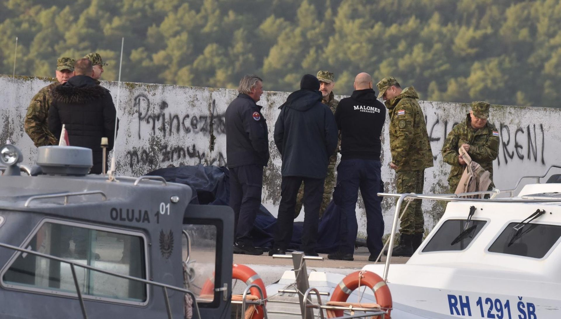 28.01.2020., Zablace - Pripreme za nastavak potraga za vojim piotom ciji se helikopter srusio u more izmedju Zablaca i Zlarina.
Photo: Hrvoje Jelavic/PIXSELL