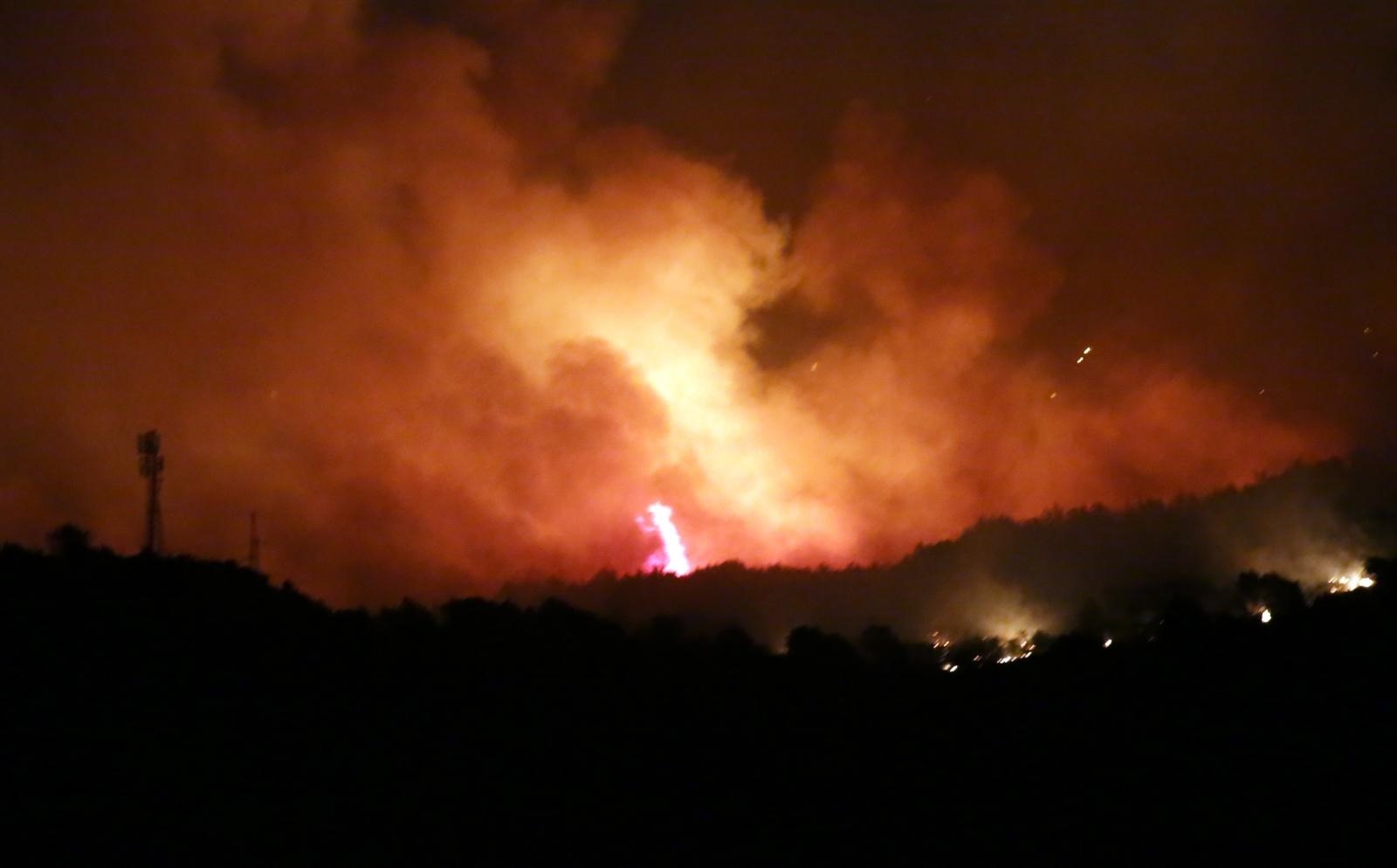 28.07.2019.,Sibenik - Borba sa vatrenom stihijomu Bilicama i okolnim zaseocima trajala je cijelu noc.Vatrogasci,hrvatska vojska,policija i gradjani dali su sve od sebe kako bi vatrenu stihiju stavili pod kontrolu.
Photo: Dusko Jaramaz/PIXSELL