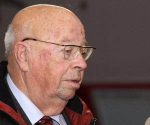 29.11.2014., Tisno - Zdravko Tomac promovirao svoju knjigu Crveni predsjednik. 
Photo: "Gospodin Zdravko Tomac ostat će u trajnom sjećanju šire hrvatske javnosti kao istaknuti hrvatski političar, publicist i profesor, koji je od neovisnosti Hrvatske obnašao niz visokih i odgovornih dužnosti", napisao je Jandroković u brzojavu sućuti.

Istaknuo je i da će se pamtiti njegov veliki doprinos u razvoju hrvatskih institucija i višestranačja, a posebno njegovo dugogodišnje djelovanje kao zastupnika Hrvatskoga sabora.

Gospodina Tomca pamtit će i brojni naraštaji studenata politologije koje je znanstveno odgojio, dodao je Jandroković.