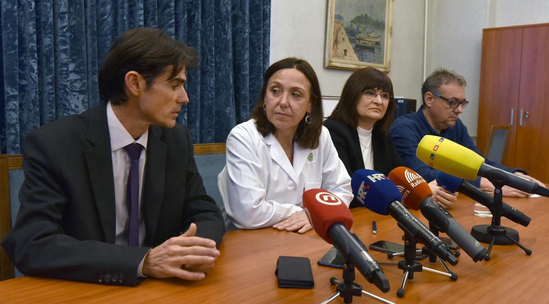 30.01.2020., Pula - Ravnateljica pulske Opce bolnice dr. Irena Hrstic na izvanrednoj konferenciji za medije odrzanoj u Puli otklonila je sve sumnje i ustvrdila kako se u slucaju kineske turistkinje koja je smjestena u bolnici ne radi o pacijentici s koronavirusom nego s obicnim respiratornim simptomima sto se dokazalo kroz vrijeme opservacije u samoj bolnici. Ravnatelj Zavoda za javno zdravstvo Istarske zupanije epidemiolog Aleksandar Stojanovic.
Photo: Dusko Marusic/PIXSELL