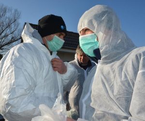 30.12.2016., Pitomaca, Kriznica -  Na jednom od obiteljskih gospodarstava utvrdjena je pticja gripa, izvjestilo je Ministarstvo poljoprivrede. Selo Kriznica je izolirano rijekom Dravom i drzavnom granicom, a uspostavljena je i zabrana kretanja osoba, zivotinja i vozila. Pristup je moguc samo preko viseceg pjesackog mosta i preko skele na rijeci Dravi koju osigurava policija.
Photo: Damir Spehar/PIXSELL