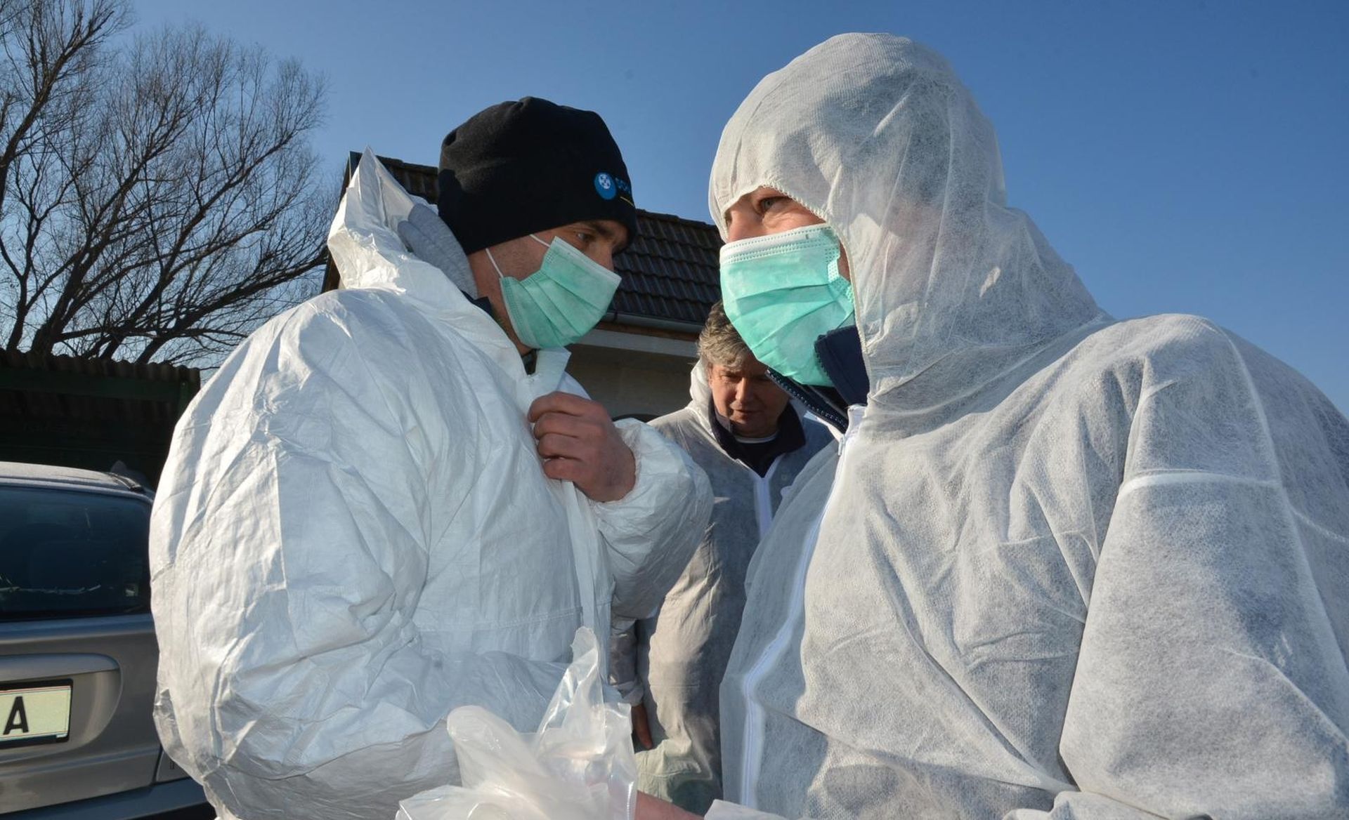30.12.2016., Pitomaca, Kriznica -  Na jednom od obiteljskih gospodarstava utvrdjena je pticja gripa, izvjestilo je Ministarstvo poljoprivrede. Selo Kriznica je izolirano rijekom Dravom i drzavnom granicom, a uspostavljena je i zabrana kretanja osoba, zivotinja i vozila. Pristup je moguc samo preko viseceg pjesackog mosta i preko skele na rijeci Dravi koju osigurava policija.
Photo: Damir Spehar/PIXSELL