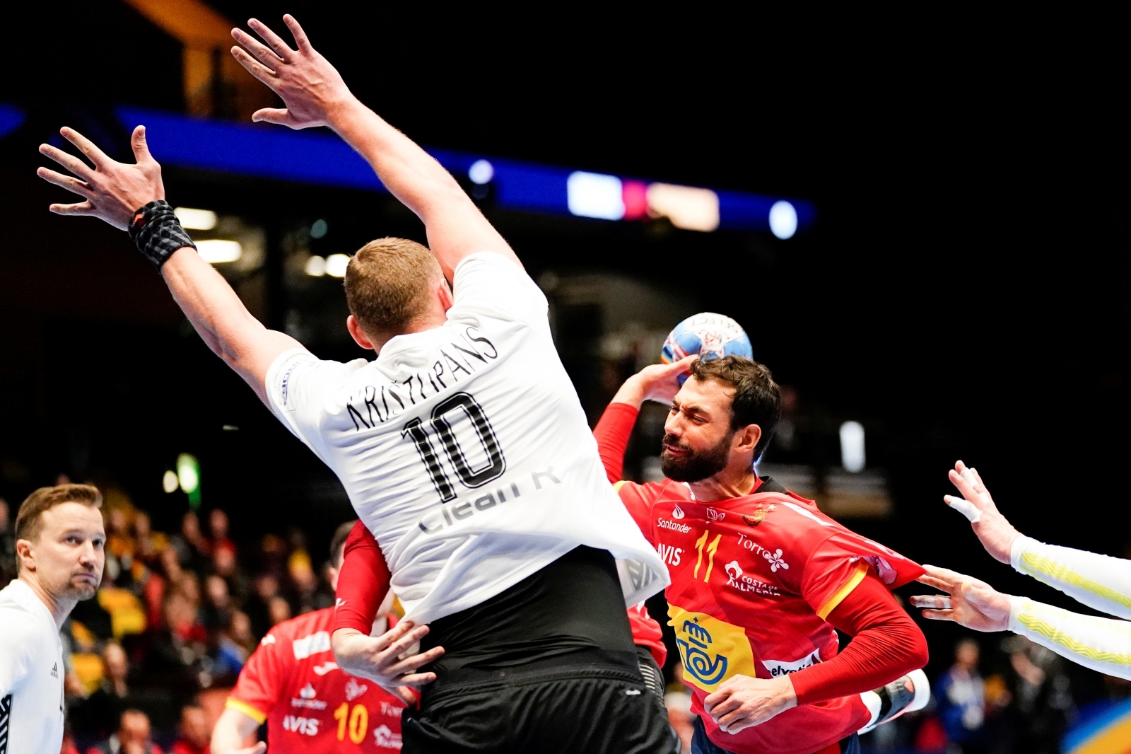 2020 EHF European Men's Handball Championship - Spain v Latvia Handball - Men's 2020 EHF European Handball Championship - preliminary round Group C - Spain v Latvia - Trondheim Spektrum, Trondheim, Norway - January 9, 2020. Latvia's Andis Ermanis and Spain's Daniel Melian Sarmiento in action. NTB Scanpix/Ole Martin Wold via REUTERS   ATTENTION EDITORS - THIS IMAGE WAS PROVIDED BY A THIRD PARTY. NORWAY OUT. NO COMMERCIAL OR EDITORIAL SALES IN NORWAY. NTB SCANPIX